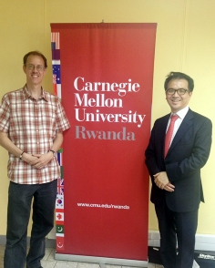 김홍선 대표의 카네기멜론 대학 르완다 캠퍼스 강연 후 컴퓨터공학과 팀 브라운 교수와 함께 