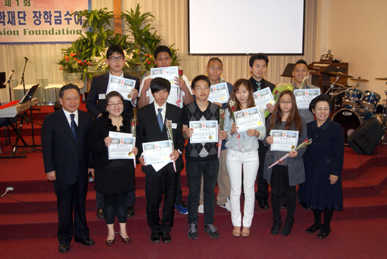 장학금을 전달받은 학생들이 기념촬영을 했다.