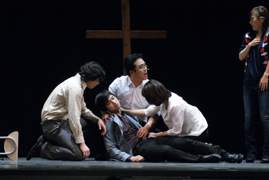 한인들을 배경으로 한 창작 뮤지컬인 6개월 클럽이 5일 후러싱타운홀에서 첫 공연을 선보였다.