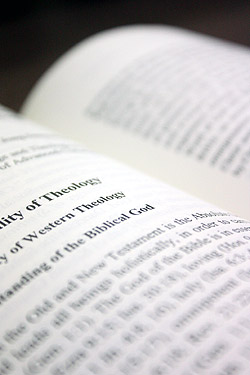 서구 의존성에 벗어난, 한국 고유의 신학은 과연 가능할까. 이를 위해선 국내 신학교들이 교수 임용에 있어 지나치게 ‘해외 학위’만을 선호해선 안 된다는 지적이다. 