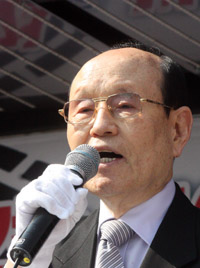 박성기 목사가 지난달 27일 노구를 이끌고 부산에서 서울까지 올라와 WCC 반대집회에 참석해 결의문을 낭독하던 모습. ⓒ이대웅 기자