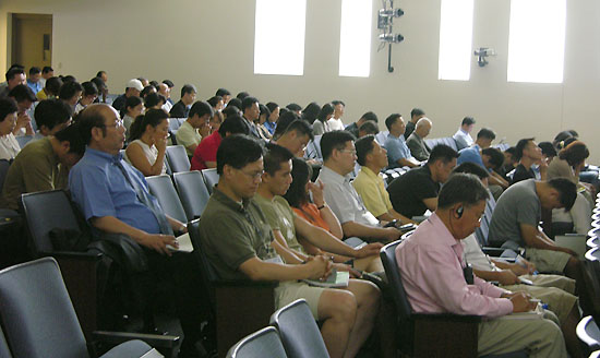 윌로우크릭교회에서 제공하는 리더십세미나가 뉴저지 초대교회에서 동시위성중계로 진행되었다.
