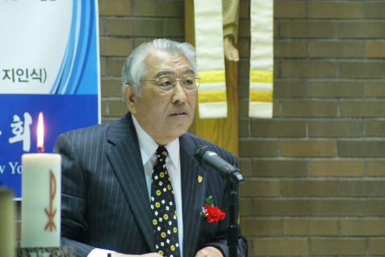 취임사를 밝히는 김용해 목사