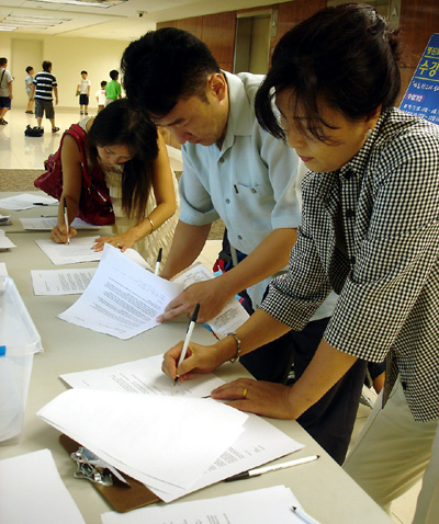 탈레반 인질 석방을 촉구하기 위해 뉴욕의 한인 단체들이 서명운동을 진행했다. 사진은 순복음뉴욕교회서 진행된 서명운동