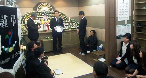 故 이희운 목사의 아들 이효민 군이 가족을 대표해 각막기증감사패를 받고 있다.