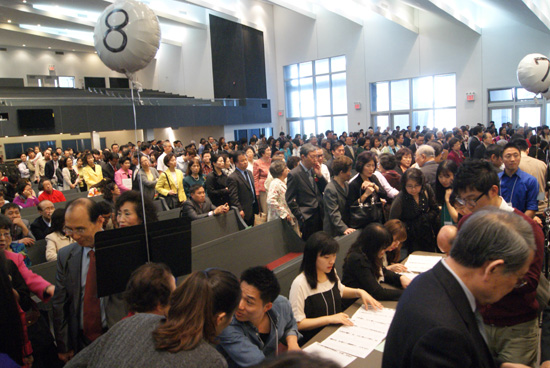 뉴욕장로교회가 12일 주일3부예배 직후 공동의회를 열고 이승한 목사 청빙을 위한 투표를 진행하고 있다.