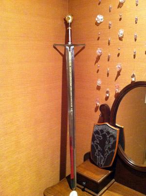 정인영 선생님이 소장하고 있는, <나니아 연대기>에 등장하는 검 ‘린돈’. 주인공 네 남매 중 첫째인 피터가 늑대와 대결할 때 썼던 것이다.