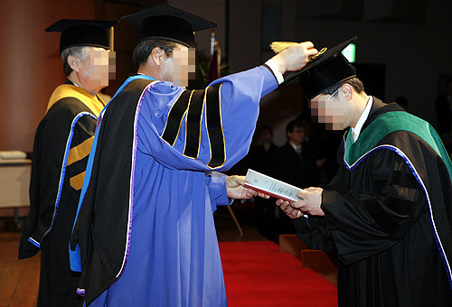 일반대학들 사이에선 예전과 달리 ‘국내 박사’에 대한 인식이 상당히 개선됐다. 교육의 질이 높아졌기 때문이다. 하지만 여전히 국내 신학대의 박사학위 과정은 해외 신학대의 그것에 비해 내용과 인식 모두에서 뒤처져 있다(상기 사진은 기사내용과 직접적 관계가 없음).