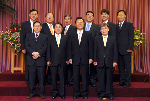 송상철 담임목사(앞줄 오른쪽에서 세번째)와 임직받은 9명의 장로들