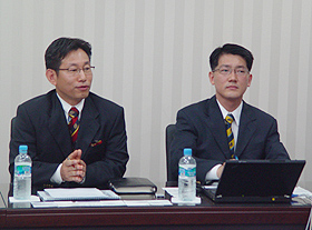 ▲이랜드복지재단 정영일 총괄사무국장(왼쪽)과 이랜드 홍보실 김용범 과장(오른쪽)이 입장을 밝히고 있다. ⓒ이대웅 기자 