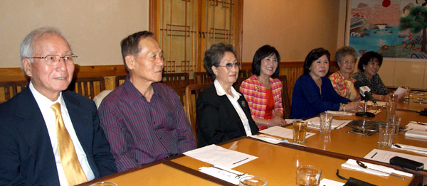 왼쪽부터 이기춘, 오석봉, 준 도슨 고문, 준 윤 행사준비위원장, 은영재 회장, 캐티 벤더 이사, 노라 스템퍼 이사장.