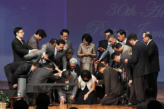 휄로쉽교회는 지난해 9월 16일 김원기 목사가 안식년을 시작하기에 앞서 그의 목사 안수 30주년을 기념하는 행사를 개최한 바 있다. 당시 임직자들이 김원기 목사 부부를 안수하며 축복하는 사진.