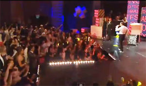 싱가포르에서 열린 '소셜스타어워즈' 시상식 무대에 선 싸이 <유튜브 동영상 캡쳐> 