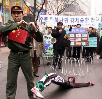 중국 공안의 가혹행위는 이미 도를 넘어선 지 오래다. 사진은 공안이 탈북자를 강제 북송하는 퍼포먼스 ⓒ?