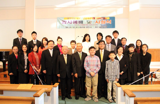 빛과 사랑 창간 25주년 감사예배 및 제10회 성경암송대회 시상식-제3회 장학금 수여식이 26일 만나교회에서 개최됐다.