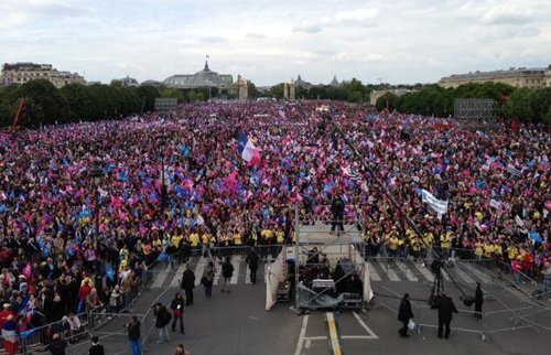 동성결혼 합법화를 반대하며 거리로 나온 시위대의 모습. ⓒlaurentozon 트위터