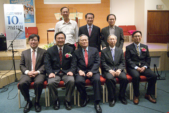 아멘넷 이종철 대표와 편집위원 및 순서를 맡은 주요 목회자들이 기념촬영을 했다.