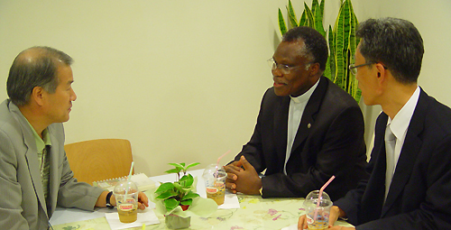 샘물교회 박은조 목사(왼쪽)와 WCC 사무엘 코비아 총무(가운데)는 피랍자 가족들을 만난 이후 교회 회의실로 자리를 옮겨 약 10분간 대화를 나눴다. KNCC 권오성 총무(오른쪽) 