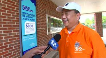 현금다발을 주운 은행 Drive in에서 인터뷰를 하는 스티븐 리