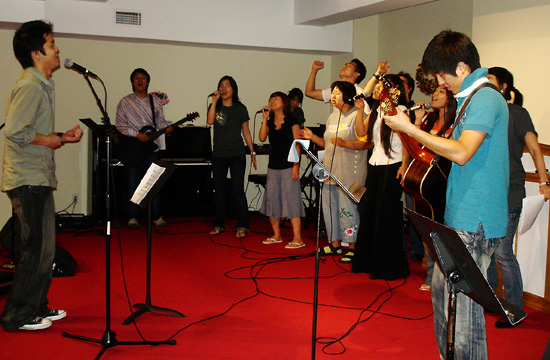 스데반 청년회는 예수님의 죽으심과 부활을 주제로 한 뮤지컬 '죽임 당하신 어린양'을 선보이기 위해 열심히 연습하고 있다. 