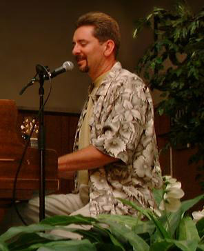 동성애로부터 치유받고 십자가의 은혜를 찬양하는 ‘약할 때 강함 되시네’의 작곡자 데니스 제니건.