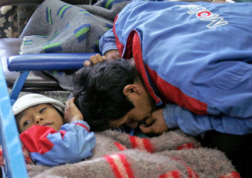 이번 강진으로 부상을 입은 자녀를 보며 안타까워하는 아버지 ⓒAP Images / Martin Mejia
