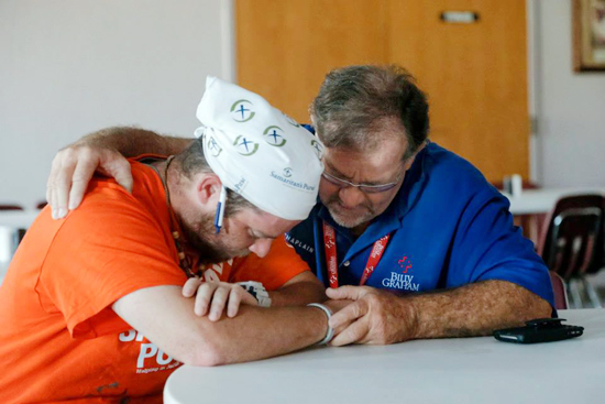 빌리그래함복음주의협회의 구호팀이 오클라호마 토네이도 피해 지역에서 복음을 전하고 함께 기도하고 있다. 