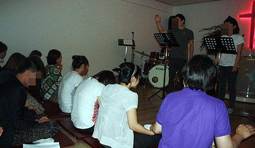 가족들을 위해 간절히 기도하고 있는 탈북 청소년들. ⓒ이대웅 기자