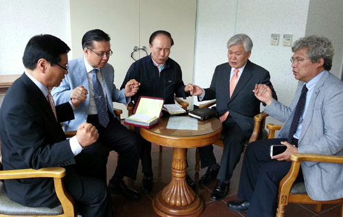 조일래 총회장과 이신웅 부총회장(왼쪽에서 세번째부터) 등 임원들이 기도원에서 총회를 위해 기도하고 있다.