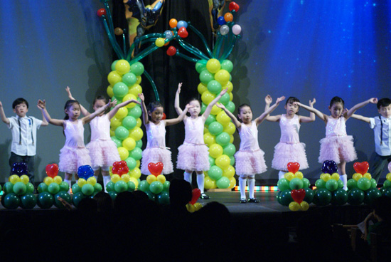 하랑예찬 율동팀의 앙증맞은 바디워십 무대가 펼쳐지고 있다.