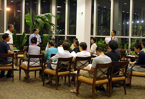 늦은시간까지 대회 준비에 한창인 안내사역팀