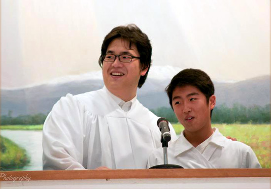 청소년 세례식에서 기쁨하는 한형근 목사