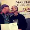 시애틀 동성결혼 합법화 첫날, 결혼증명서를 받고 기쁨을 나누는 남자 동성커플ⓒ본사DB