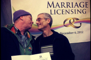 시애틀 동성결혼 합법화 첫날, 결혼증명서를 받고 기쁨을 나누는 남자 동성커플ⓒ본사DB