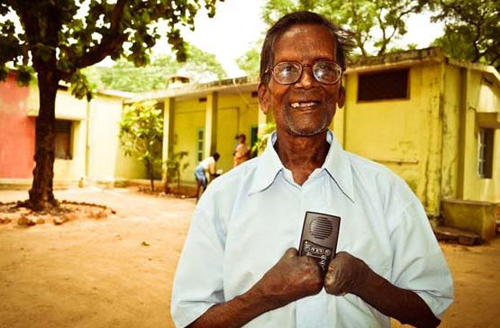 오디오 성경 플레이어를 들고 있는 한 인도인