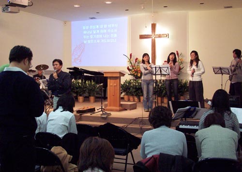 최재원 목사(왼쪽)와 찬양팀