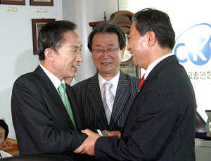 이용규 대표회장(우)이 한기총을 내방한 이명박 후보(좌)를 반갑게 맞이하고 있다. ⓒ송경호 기자 