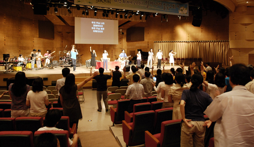 선교중국 2007에 참석한 한중 선교 지도자들과 중국선교 관심자들이 20일 첫 저녁집회에 참석해 뜨겁게 찬양하며 중국선교 비전을 재확인했다. ⓒ선교중국 준비위원회 