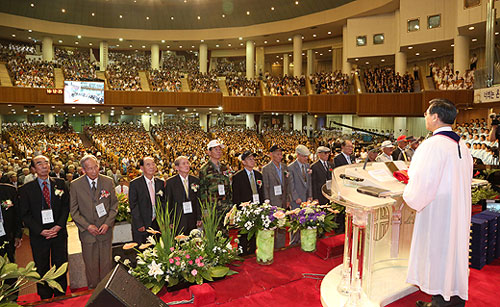 여의도순복음교회 이영훈 목사가 참전용사들에게 감사의 인사를 하고 있다. ⓒ여의도순복음교회 제공
