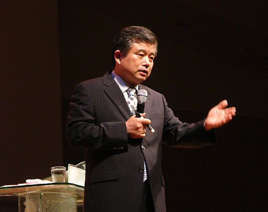 D12를 시작하게 된 배경을 간증하고 있는 김성곤 목사