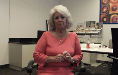 흑인을 비하하는 단어 사용과 흑인 직원 차별로 논란을 일으킨 폴라 딘.