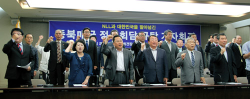 서경석 목사(앞줄 오른쪽에서 두번째) 등 시민사회단체 지도자들이 규탄 성명을 발표하고 있다.