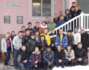 최근에 열린 지도자훈련에 참석한 현지 교역자들과 평신도들