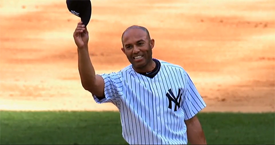 뉴욕 양키스의 특급 마무리 투수 마리아노 리베라가 경기를 마무리하고 모자를 흔들며 팬들의 환호에 답례를 하고 있다.  ©mlb.com
