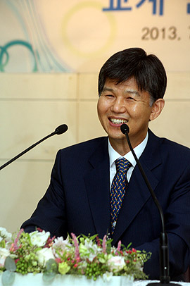 최종천 목사가 기자회견에 임하고 있다.