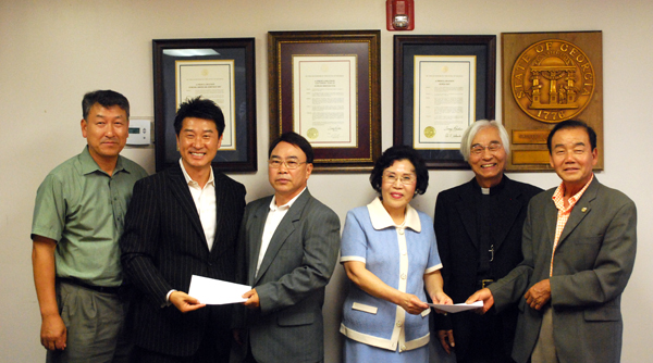 (왼쪽부터)침례교협 임병오 회계, 김의석 한인회장, 침례교협 오흥수 회장, 강원도민회 박정원 회장, 조대현 목사, 김백규 한인회관비상대책위원장