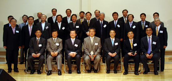 지난 창립예배때 4개 교회 담임목사와 장로들. 앉은 이 중 오른쪽부터 이재훈 목사, 황인철 목사, 고성삼 목사, 최정훈 목사, 최휘웅 장로, 조광호 장로, 김정욱 장로