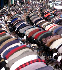 라마단 기간 인도 카슈미르 지역의 스리나가르 거리에서 정오 기도를 드리고 있는 무슬림들.