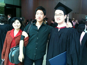 성찬 군(오른쪽)의 줄리어드 음대 대학원 졸업식에 참석한 정삼숙 사모(왼쪽)와 희찬 군(가운데).