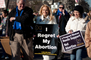 미네소타주 세인터폴에 위치한 낙태 클리닉에서, 두 명의 여성들이 피켓을 들고 시위하고 있다.
